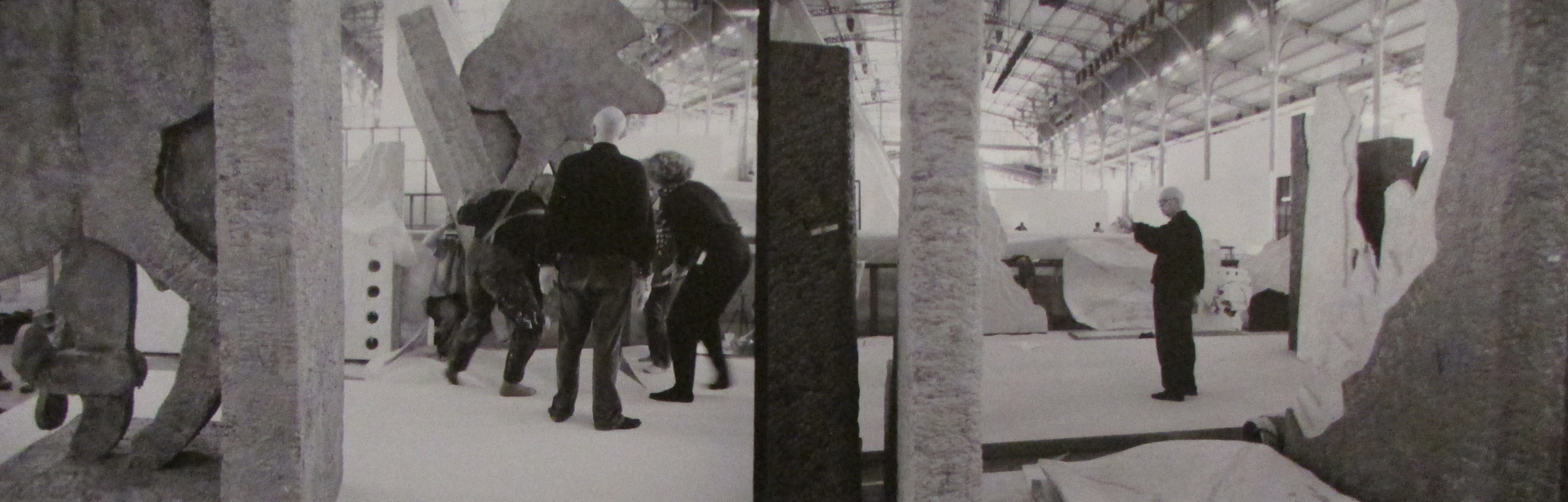 claes Oldenburg pendant l'installation de FROM THE ENTROPIC LIBRARY de Oldenburg et Van Bruggen. 1989