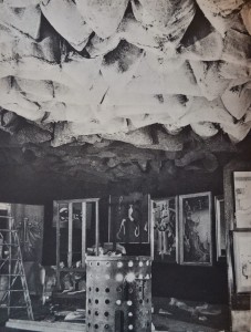 DUCHAMP Marcel (1887-1968), Ciel de roussettes (1200 sacs de charbon suspendus au plafond au-dessus d'un poêle), détail, 1938, Exposition Internationale du Surréalisme, Paris, janvier-février 1938.